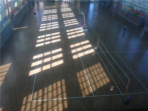 這樣為室內的羽毛球館選擇運動木地板