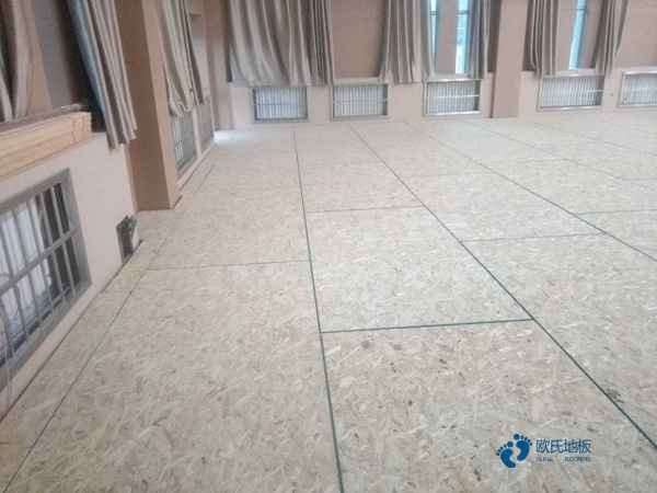 籃球木地板的做法