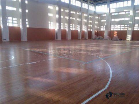 單層龍骨體育場地板保養方法