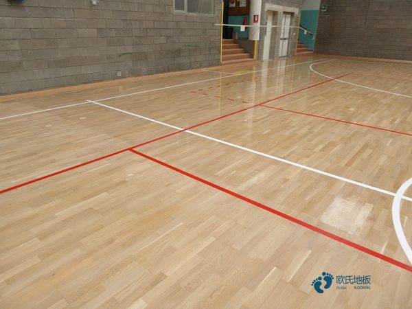 室內(nèi)籃球館木地板怎樣安裝2