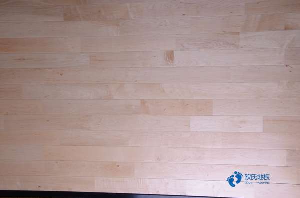 學?；@球場地板如何拆1