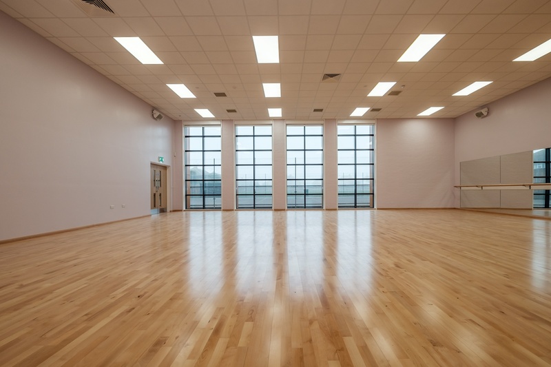 小學(xué)俄勒岡松舞臺(tái)體育場(chǎng)館地板施工隊(duì)3