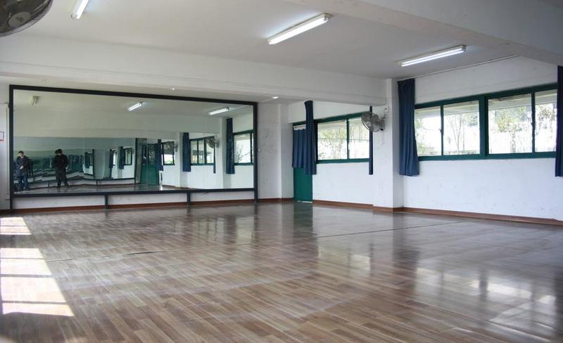 小學(xué)俄勒岡松舞臺(tái)體育場(chǎng)館地板施工隊(duì)2