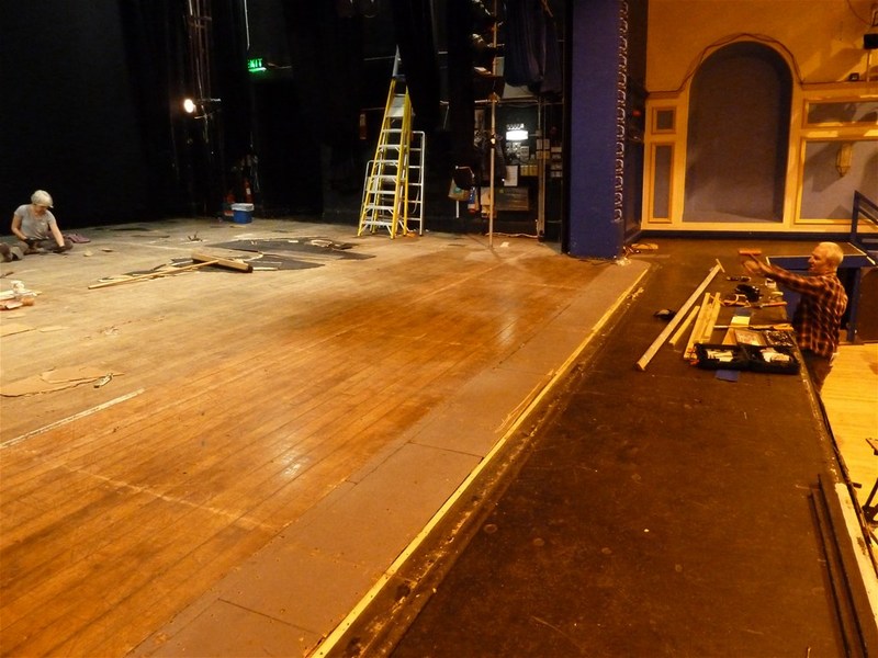 小學(xué)俄勒岡松舞臺(tái)體育場(chǎng)館地板施工隊(duì)1