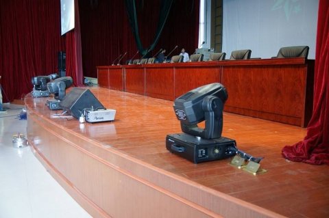 俄勒岡松舞臺(tái)木地板施工團(tuán)隊(duì)