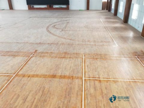 大學運動地板施工隊