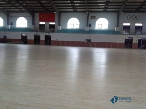 學校籃球館地板施工隊